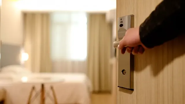 how to lock hotel door from outside